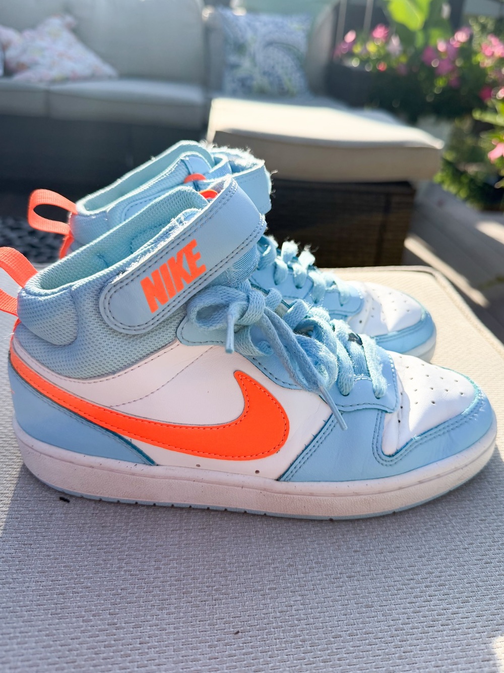 Nike Kids High-Top Sneakers in Light Blue, White and Bright Orange Sz 4
